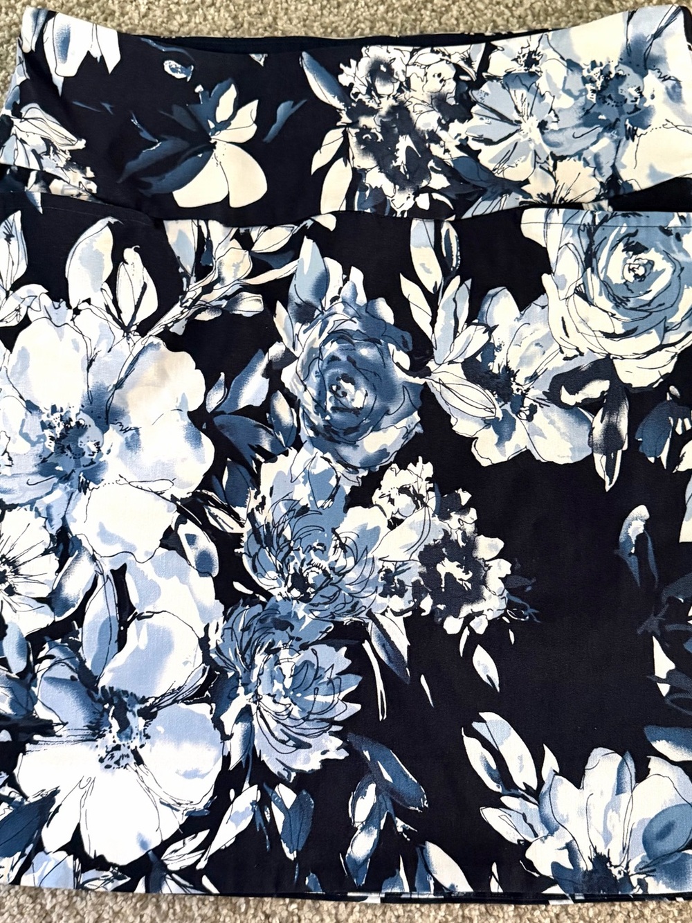 Women’s Navy Floral skirt, w/Built-in shorts, hip pockets - like new.